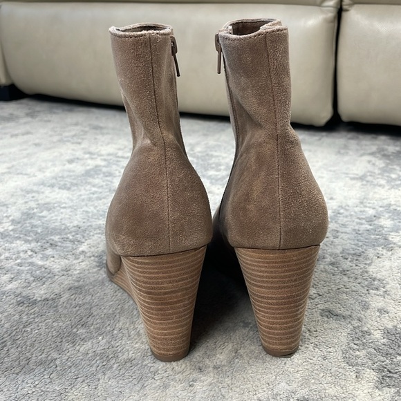 New Dolce Vita Rupart Wedge Ankle Bootie Faux Suede Truffle Tan Sz 12 - Picture 6 of 12